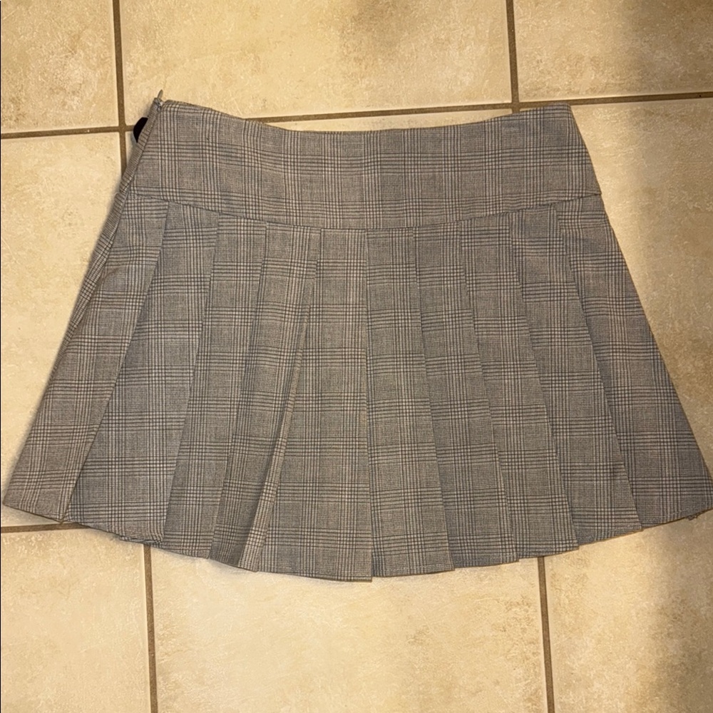 Gray Plaid Pleated Skort with Buckle Detail - Picture 8 of 11